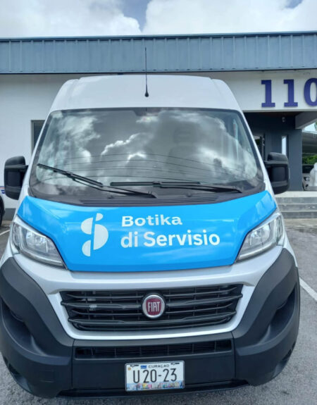Autobelettering voor Botika di Servisio