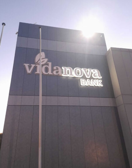 Gefreesde gevelletters voor Vida Nova Bank