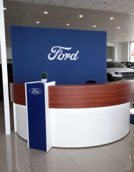 Merk-backdrop voor Ford showroom